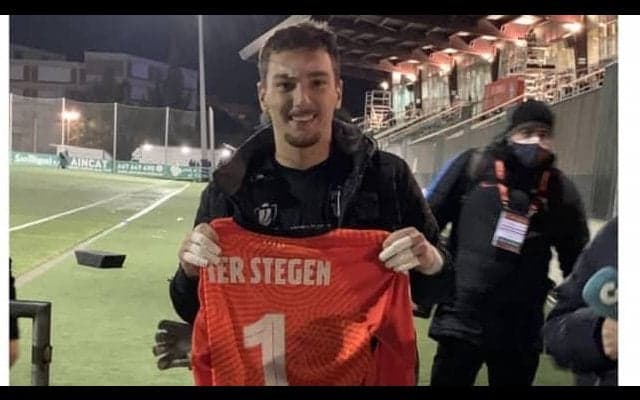 守護神からのプレゼント コルネジャGKがユニを受け取る