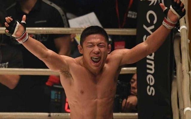 井岡一翔と王者共演　堀口恭司の“背中合わせショット”にファン注目「年末の勝者達」