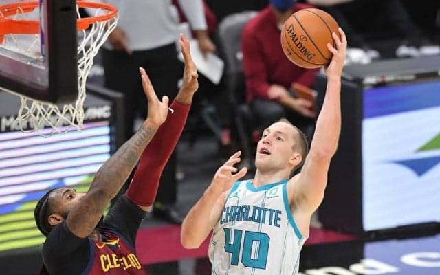 開幕戦で左手を骨折したホーネッツのコディ・ゼラーが約1か月ぶりに戦列復帰