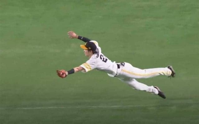 鷹・周東佑京は「守備範囲が広すぎる」　異次元の守備9連発にファンも驚き