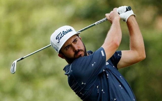 地面すれすれからストローク　クセの強すぎるパットに現地TV局も注目「話題沸騰中」