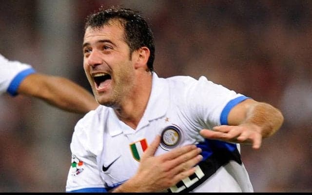 こんなの狙ってできる？スタンコビッチが相手GKのフィードをダイレクトで決めた驚愕の長距離ゴール【スーパーゴール図鑑/インテル編】