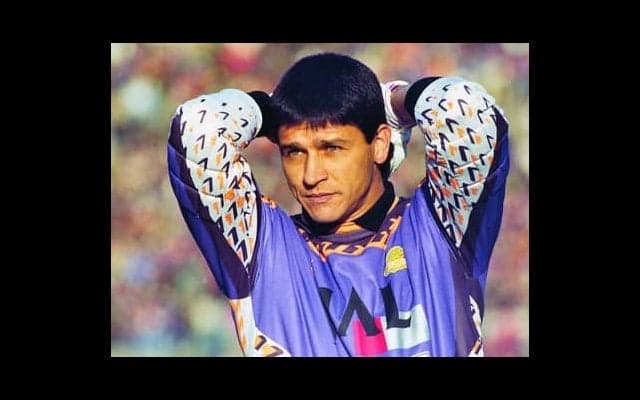 浦和サポに土下座した清水の守護神。今も愛され続ける「クモ男」