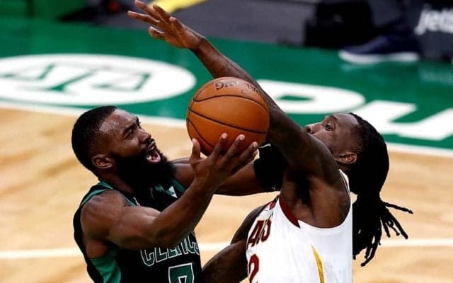 セルティックスが連敗を3でストップ、ジェイレン・ブラウンが20分未満で脅威の33得点