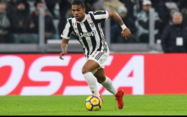 思わず相手選手も見とれた？ドグラス・コスタの美しいミドルにGK一歩も動けず【インクレディブル・ゴールズ】