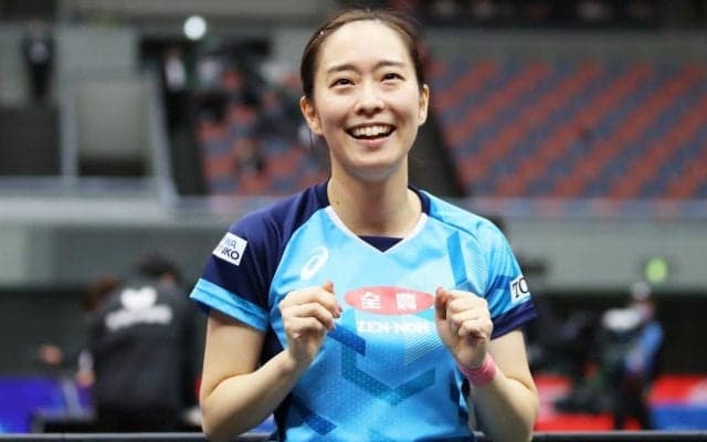 石川佳純「嬉しすぎて感動」　加藤美優からのサプライズ花束に“最高の笑顔”で感謝