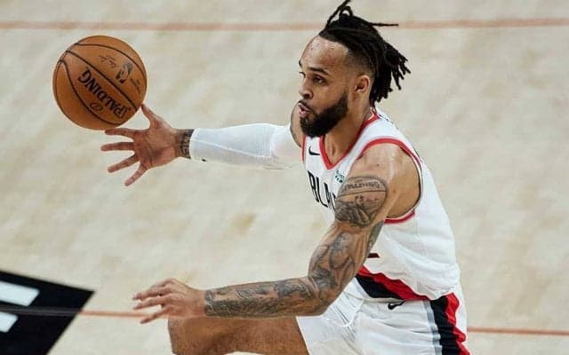 【NBA】誇張し過ぎた“ファウルアピール”　不自然に跳んだ笑撃映像に米反響「プールみたい」