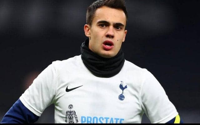 絶対楽しい！ トッテナムDFが真っ白なピッチをソリで爆走、積雪に選手たちもはしゃぐ！