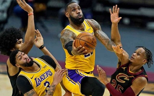 【NBA】レブロンが押し飛ばした　味方と衝突“豪快ブロック”に米驚愕「相手がかわいそうだ」