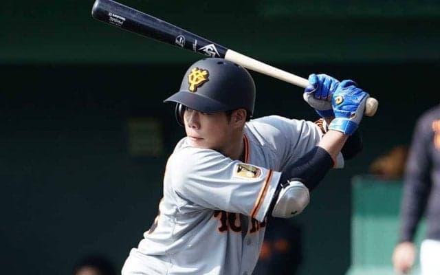 “笑っていない”けど笑っている？　巨人期待の若手が撮影に苦戦もファン「可愛い！」