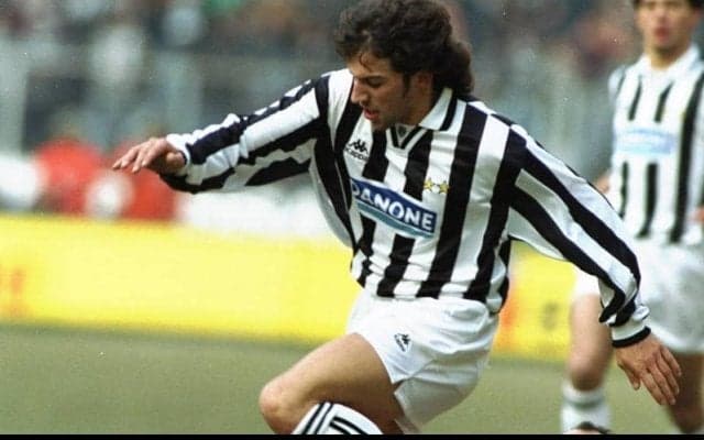 これぞファンタジスタ！デル・ピエロが後ろからのボールに見事に合わせたアウトサイドボレー【スーパーゴール図鑑/ユベントス編】