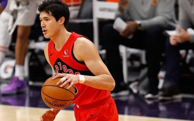 キャリアハイに並ぶ7リバウンドを記録したラプターズの渡邊雄太…ディフェンスでアデトクンボと1対1をする場面も