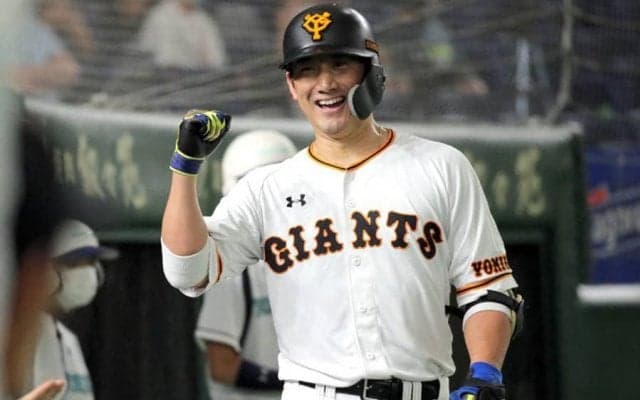 「癒されます」「待ってた！」　巨人・小林誠司の“笑顔の撮影風景”でファン歓喜