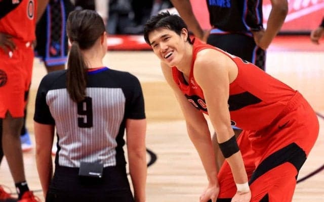 ラプターズ渡邊雄太の攻守にハードで献身的なプレーに称賛、カイル・ラウリー「チームに闘争心をもたらす選手だ」