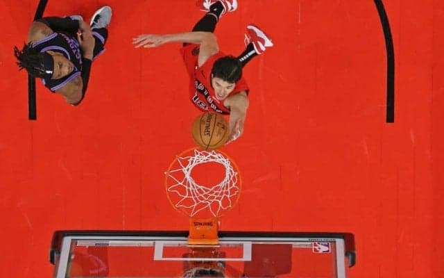 評価を高める渡邊雄太がクラッチタイムを含む24分のプレーで12得点、ラプターズの反撃は一歩及ばずキングスに敗れる