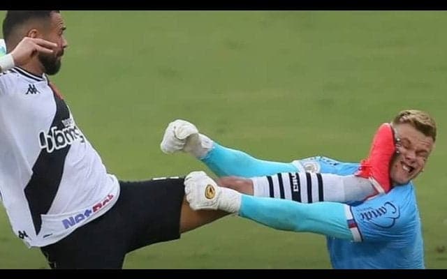 スパイク裏がGKの顔面に...ブラジルで“超危険タックル”