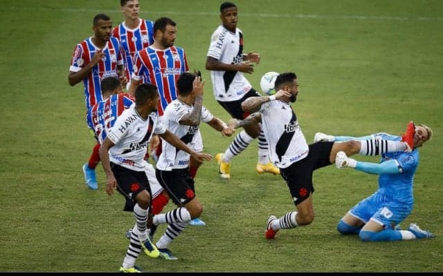 ブラジル・セリエAでGKの顔面に恐怖の前蹴りが直撃…5針を縫う大ケガに