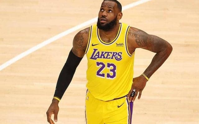 【NBA】レブロン、野次飛ばした観客女性と口論　試合中断の一場面に米驚き「これはダメだろ」