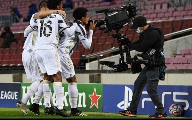 衝撃のジャンピングボレー！ユーベ初のアメリカ人MFマッケニーがバルサ相手に叩き込んだスーパーゴール【インクレディブル・ゴールズ】