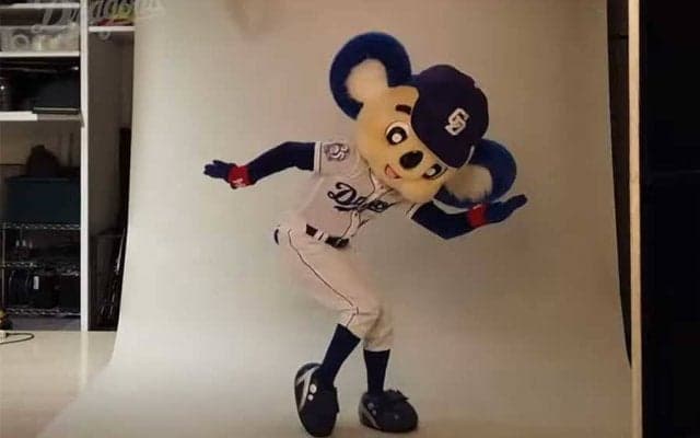 「グラドルみたいなポーズはもはや鉄板」　中日ドアラの“110変化”にファン驚き