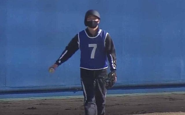 西武キャンプに天才ボールボーイが出現！　背面キャッチの美技に実況「イッチロー！」