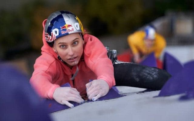 ヤンヤ・ガンブレットが欧州最長360mの煙突を登る