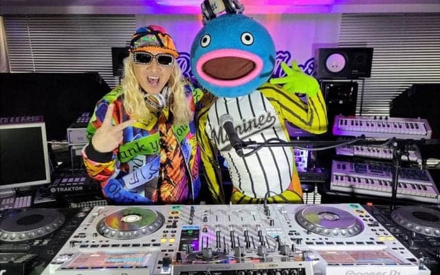 ロッテ「謎の魚」、デビュー曲名決定に「DO DANCE!!」　DJ KOOさんに挨拶