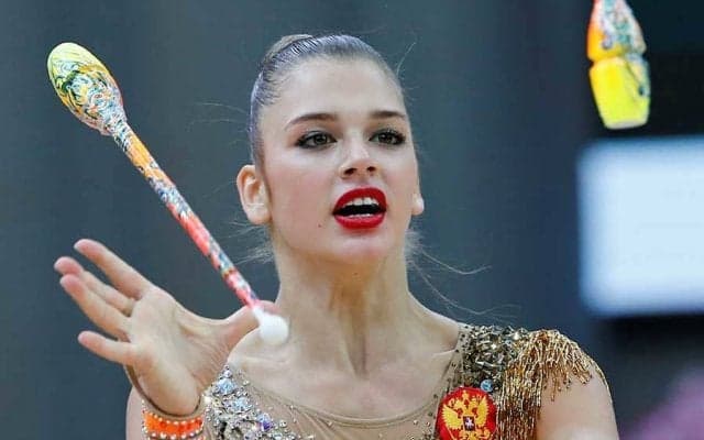 22歳新体操美女に海外男性虜　教えたくなるゴルフ練習に「正しいやり方を学んで！」