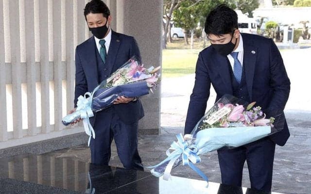 巨人・菅野智之と小林誠司が平和祈念公園を訪問　バッテリー“再結成へ”の思い明かす