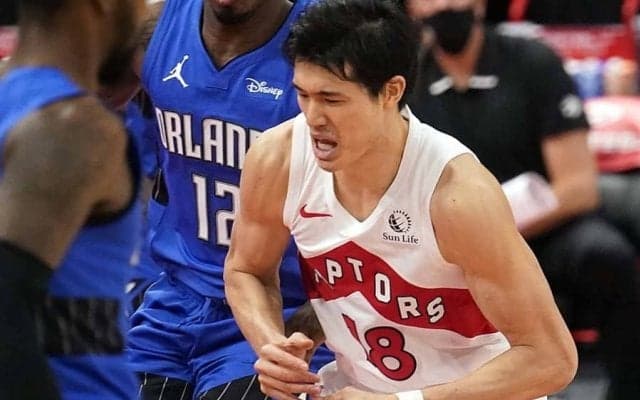 【NBA】女性審判と話し込む渡邊雄太　試合中の何気ない1枚に米ファン反響「可愛いユウタ」