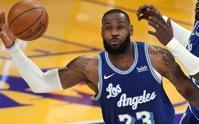 【NBA】レブロン、コートが狭く見える“高速チェストパス”に米メディア称賛「ダーツ投げた」