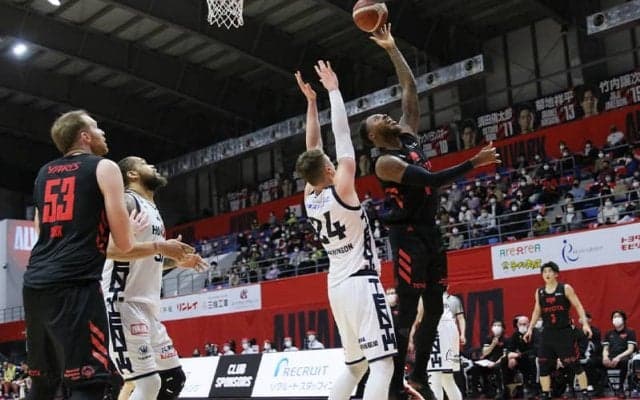 アルバルク東京が後半に点差を広げて接戦を制す…デション・トーマスが26得点と攻撃をけん引