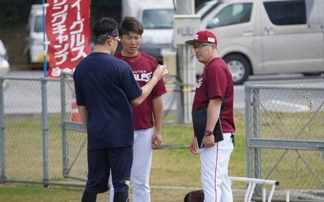 弟子入り1号!?　田中将大が“星野2世”の3年目右腕に変化球の握り伝授