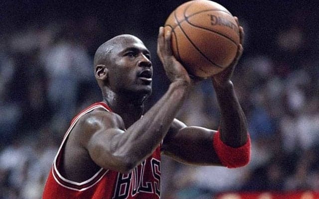 【NBA】ジョーダンがフリースローラインから跳んだ！　伝説ダンクに米熱狂「忘れられない！」