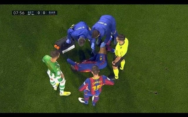 バルサ守備陣の柱が試合開始早々に負傷交代