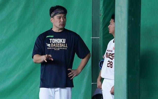 田中将大、移籍2年目・酒居に“熱血”アドバイス　合流3日目はキャッチボール調整