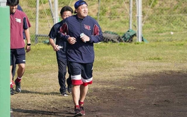 楽天石井監督、体重5キロ減へダイエット走も「見せ練です」　打撃投手の可能性も