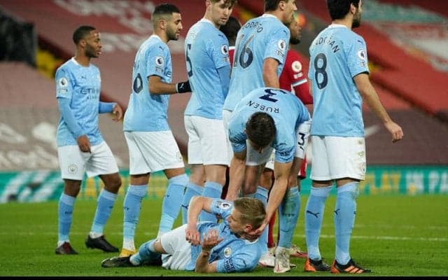 「ぬいぐるみ扱い」シティDFルベン・ジアスが“先輩”の首根っこを掴んで引きずるシーンに注目集まる