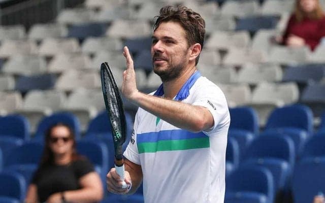 少女と同じ目線にしゃがむ　ワウリンカの“さりげない優しさ”が「とっても素敵」