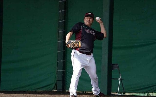 楽天石井監督、打撃投手へブルペン入りも「届かない！」　数メートル前から投球