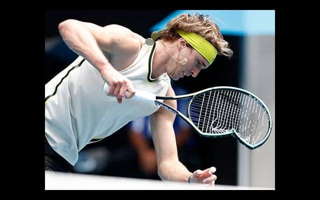  ラケット破壊もズベレフ勝利 