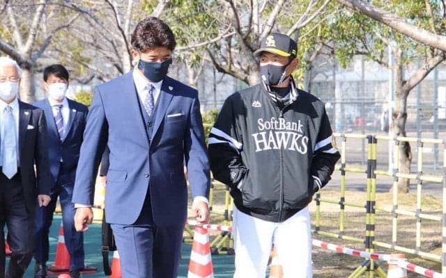 侍J稲葉監督を小久保ヘッドが出迎え　鷹キャンプで新旧侍指揮官のツーショット実現
