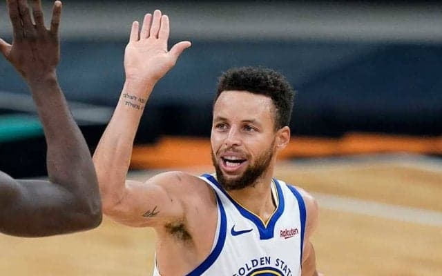 【NBA】3人包囲をかいくぐる背面ショット　カリーの“空中殺法”に米驚愕「なんだこれ？」