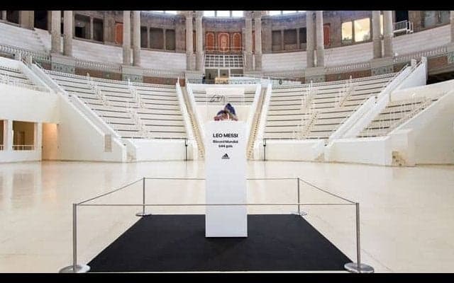 アディダスとメッシがカタルーニャ美術館に記念スパイクを寄贈