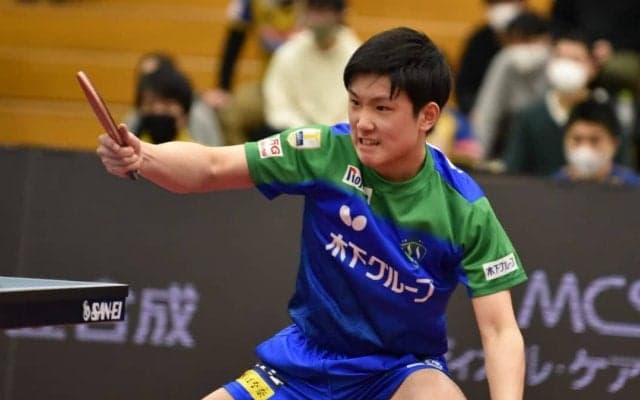 張本智和「何回も負けそうになった」“粘りの卓球”で2勝しヒーローに