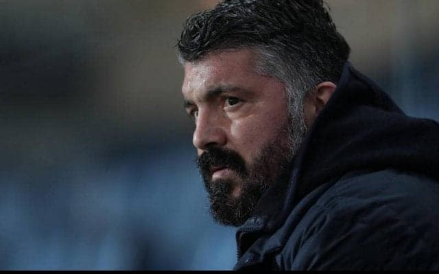 不甲斐ないチームに喝！ナポリファンがユベントス戦前にチームホテル前に集結、監督はヒゲを剃る？