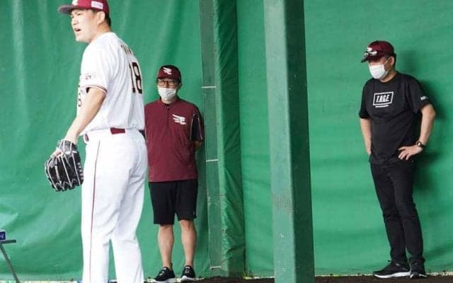 楽天田中将、三木谷オーナー“御前”投球47球　右打席の小山コーチに「一応ミットを」