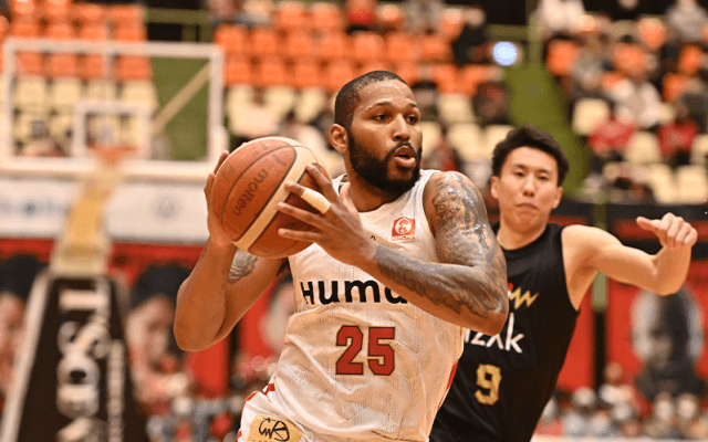 大阪エヴェッサが富山グラウジーズに連勝、ニュービルが勝負どころで連続得点