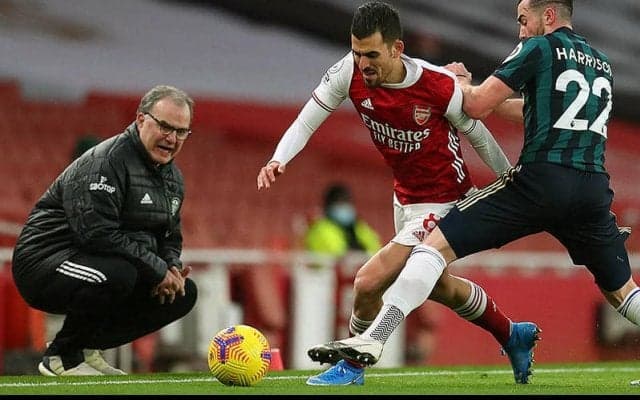 一体何を確認？　鬼才ビエルサが敵地乗り込んだ際にアーセナルの集合写真に熱視線