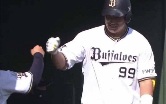 「なんで詰まってホームラン…」　オリ杉本、豪快フルスイングの“今季1号”が凄い